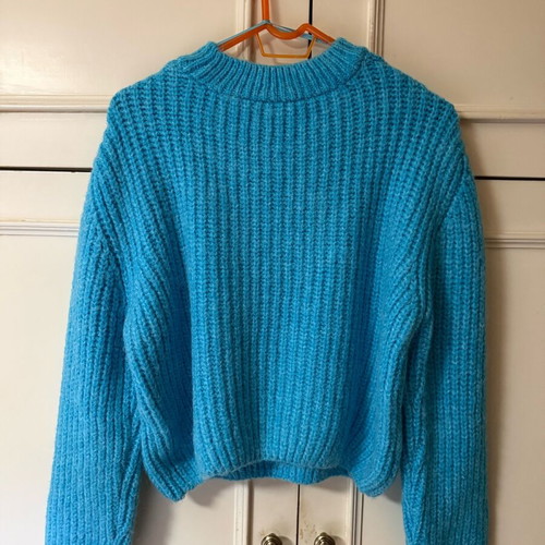 Zara short knitted sweater turquoise with choker and V neckline new