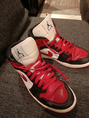 Air Jordan 1 Retro Mid μεταχειρισμένα, νούμερο 40.5, μαύρο και κόκκινο