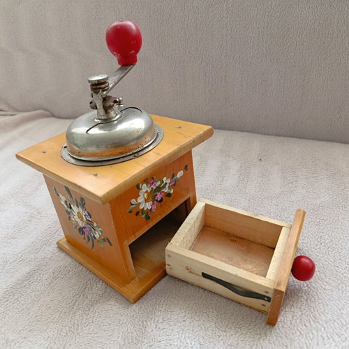 Manual coffee grinder used, vintage personal item