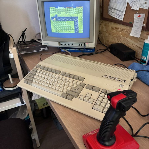 Amiga 500 complete system with Commodore 1084s monitor and accessories