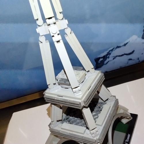 Lego 21019 Architecture The Eiffel Tower set like new, Landmark Series
