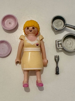 Playmobil housewife figure like new with kitchen accessories