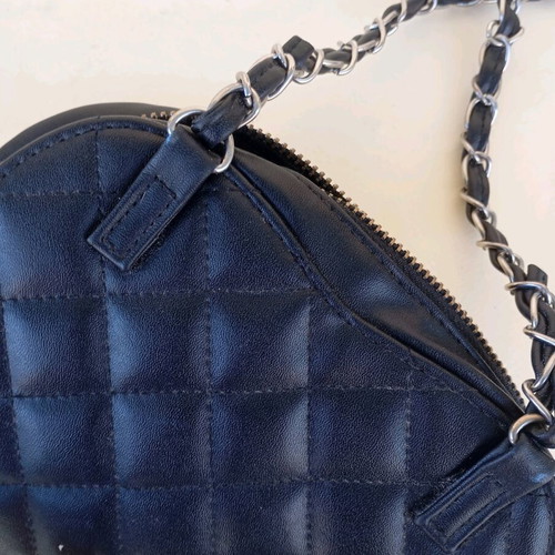 Quilted heart crossbody bag black like new with chain