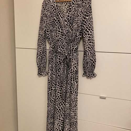 Black and white dress medium/large new, loose maxi snake print