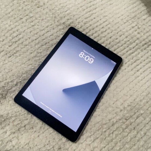 Apple iPad Air 9.7 2017 like new