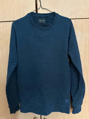 Blue sweatshirt with embroidery brand who medium like new