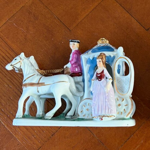 Porcelain figurine carriage like new, small crack