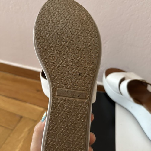 Inuovo white platform slippers used, size 37