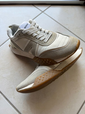 Γυναικεία παπούτσια Lacoste casual μεταχειρισμένα, μέγεθος 37, άσπρο και μπεζ