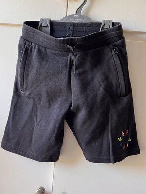 Adidas shorts with zipper pockets used, size 140cm, black