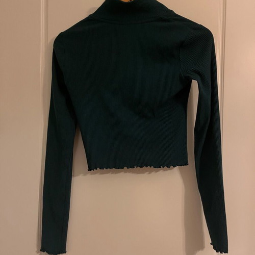 Long-sleeve top dark green like new with nice details