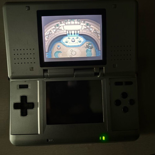 Nintendo DS употребяван с износване на дясното закопчаване