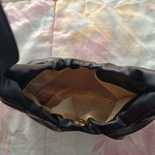 Black shoulder bag like new, perfect for everyday use