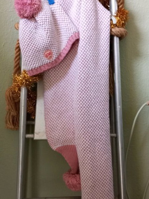 Girls wool hat and scarf set pink like new