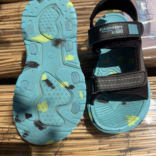 Boys' sandals size 31, like new, lightly worn