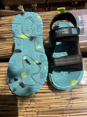 Boys' sandals size 31, like new, lightly worn