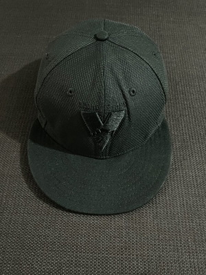 New Era Sydney Swans Hat like new, triple black, one size