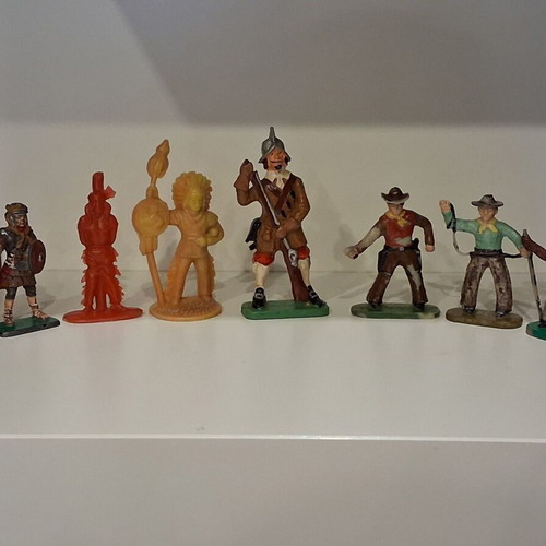Vintage figurines pack with Indians and soldiers
