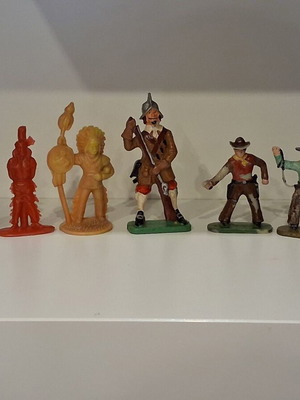 Vintage figurines pack with Indians and soldiers