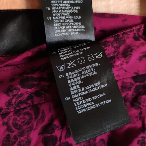 H&M Divided Skater goth mini skirt used, dark fuchsia with black roses, size 36