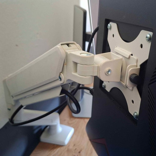 Metal screen mount like new for max 32'