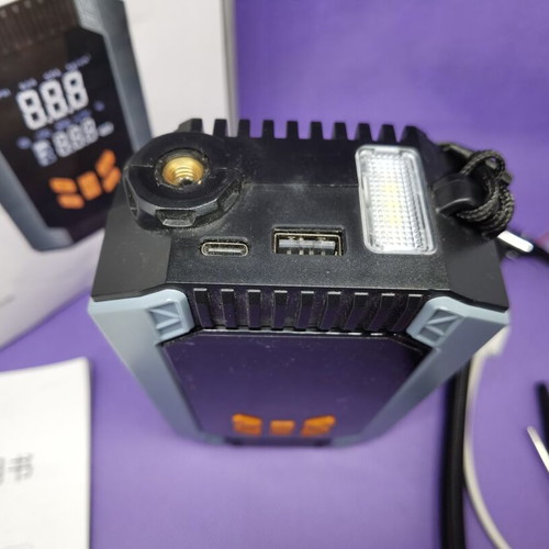 Tire compressor like new with lithium-ion battery and flashlight