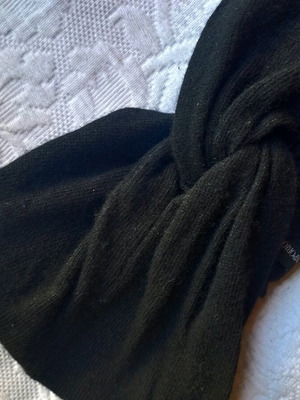 Armani hair accessory black like new