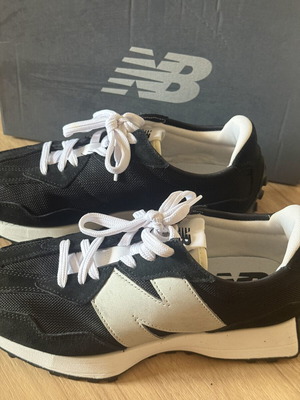 New Balance 327 ανδρικά sneakers σαν καινούρια, μαύρο και λευκό, νούμερο 42,5