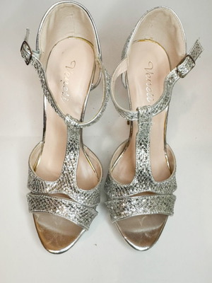 TStrap silver sandal 13cm like new