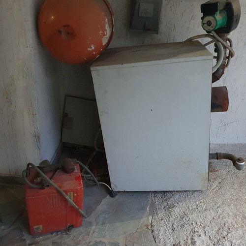Weizer oil burner with boiler, expansion tank and 2 radiators used