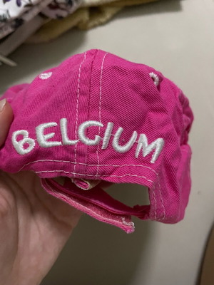 Fuchsia hat in like new condition