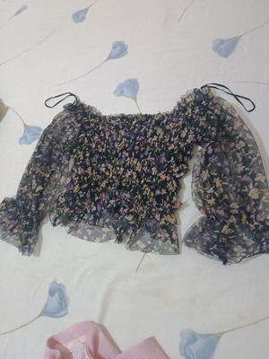 Bershka floral crop top με mesh υφή και φουσκωτά μανίκια σαν καινούργιο