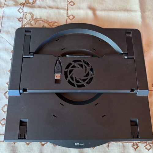 Trust laptop stand like new with USB connection and cooling fan