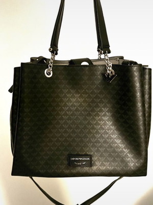 Τσάντα Armani Jeans σε άριστη κατάσταση με πολλές τσέπες και νεσεσέρ