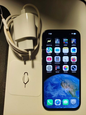 Apple iPhone 15 5G 6GB/128GB черен употребяван с малки забележки по страничните части