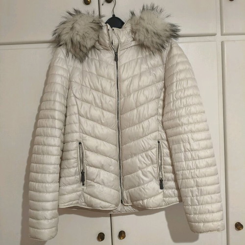 White women's jacket with hood and fur like new