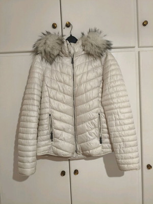 White women's jacket with hood and fur like new