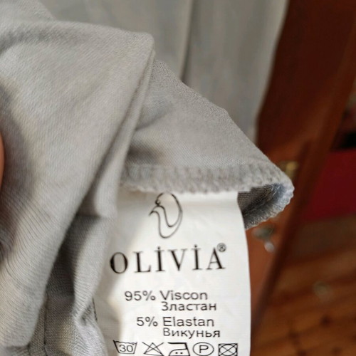Short-sleeve gray top with print like new