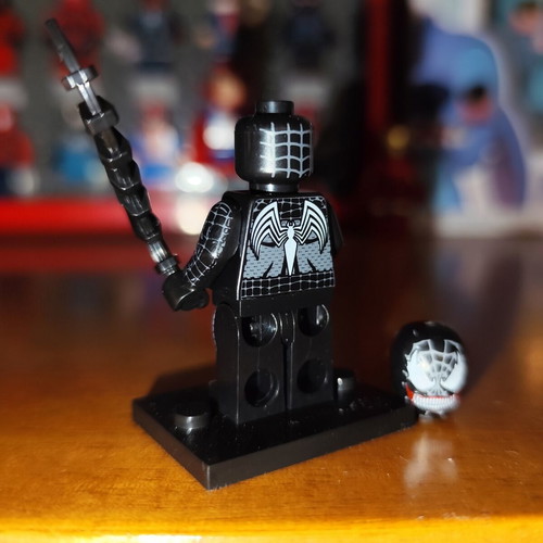 Venom Eddie Brock minifigure like new with accessories