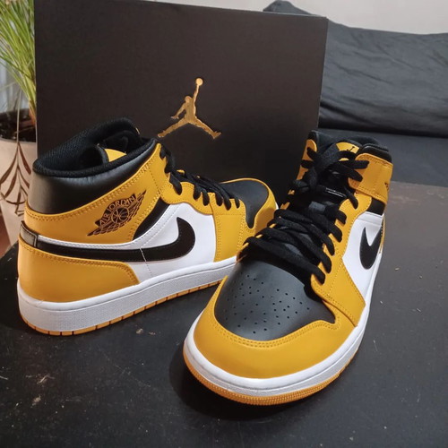 Air Jordan 1 Mid Taxi/White/Black new, size EU 44.5