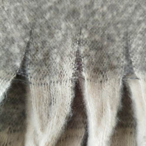 Wool scarf like new with fringes