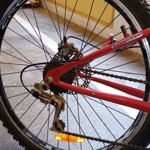 Cross mountain bike like new, 26 inch, disc brakes, front and rear suspension, red