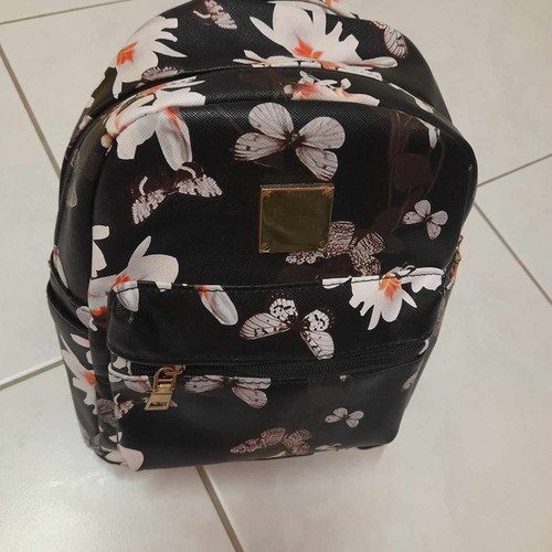 Backpack black floral in like new condition, shoulder bag