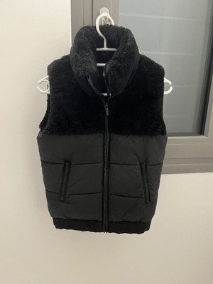 Dkny αμάνικο παιδικό μπουφάν μεταχειρισμένο, μαύρο με γούνα