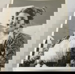  Φωτογραφία γυναίκας με παραδοσιακή φορεσιά