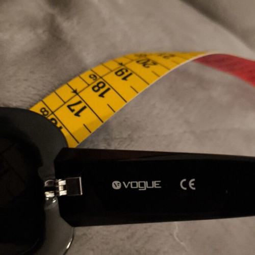 Vogue sunglasses like new, black