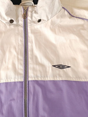 Vintage μπουφάν Umbro γυναικείο σαν καινούργιο, μέγεθος 38, με αποσπώμενη κουκούλα