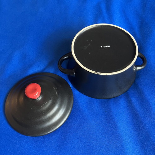 Ceramic baking set with square baking dish and round pot with lid
