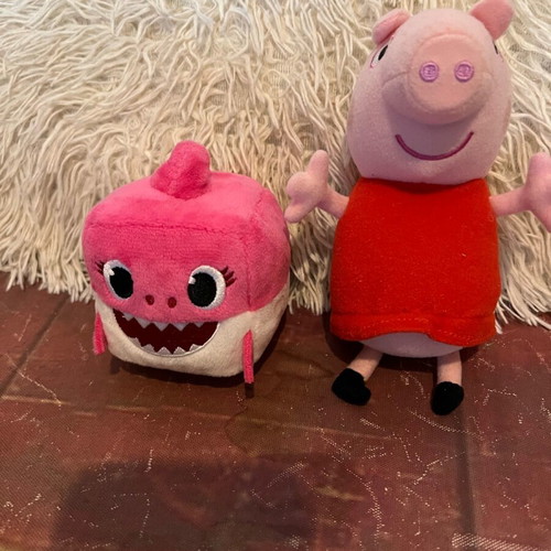 Peppa Pig and Baby Shark plush toys used without sound