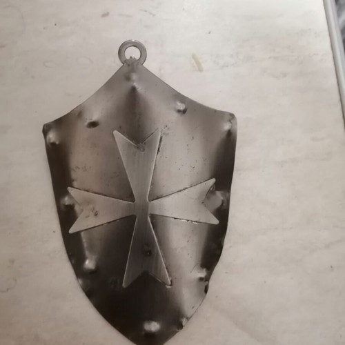 Metal Shield 13x8 cm like new